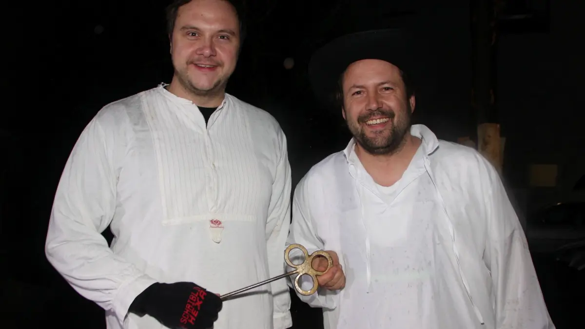Ortsvorsteher Julian Higi (links) übergab den Rathausschlüssel ohne viel Sträuben an Narrenchef Benny Preis .