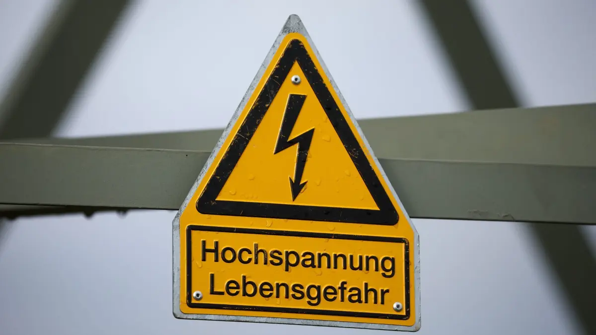 ARCHIV - 15.04.2024, Sachsen, Limbach-Oberfrohna: Das Schild «Hochspannung Lebensgefahr» hängt an einem Strommast. (zu dpa: «Stromausfall in Stuttgart: So ist das Stromnetz aufgebaut») Foto: Jan Woitas/dpa +++ dpa-Bildfunk +++