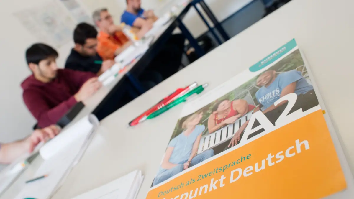 Integrationskurs: ARCHIV - 14.04.2016, Niedersachsen, Hannover: Ein Deutschbuch liegt in einem Integrationskurs (BAMF-Kurs) an der inlingua Sprachschule Hannover. (zu dpa: ««Katastrophal»: Land kritisiert Sparkurs bei Integration») Foto: Julian Stratenschulte/dpa +++ dpa-Bildfunk +++