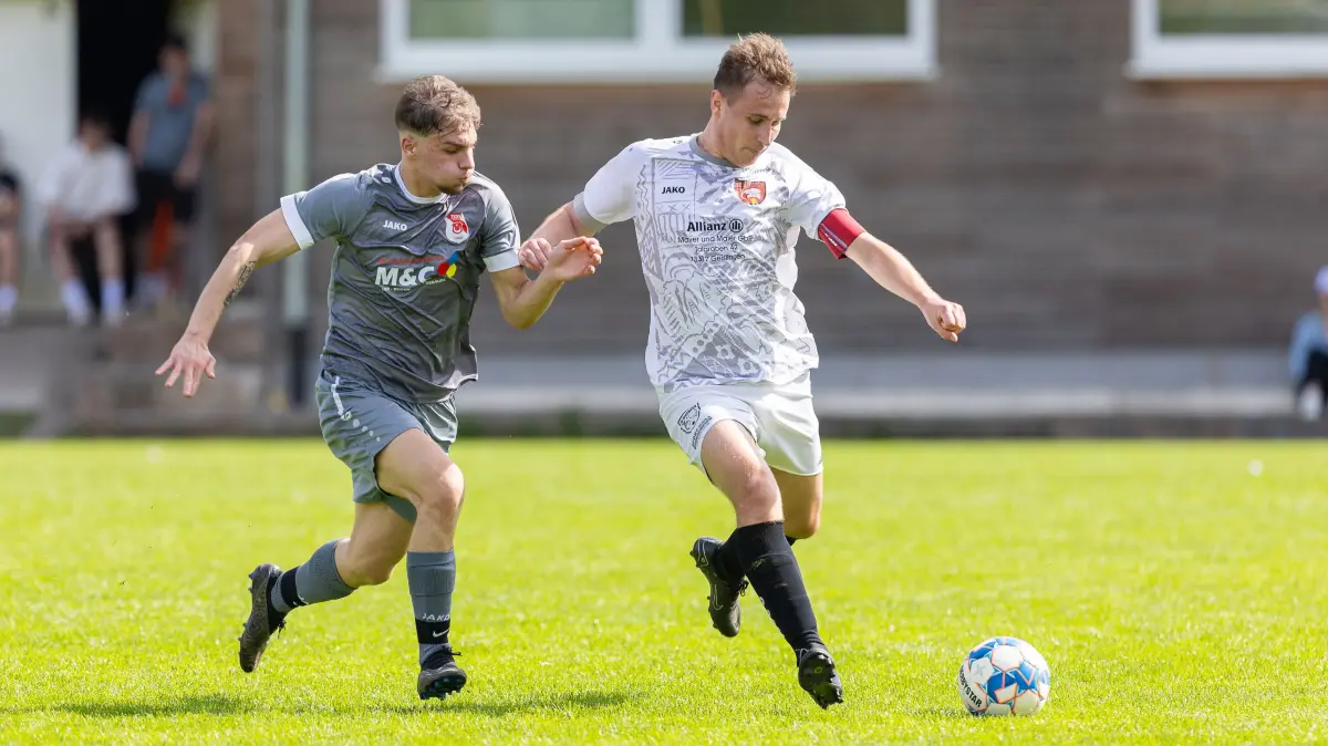 Fußball Kreisliga B9 : Fußball Kreisliga B9 ; TV Deggingen - TKSV Geislingen;
Berkay Nebioglu (TKSV Geislingen, #8) und Daniel Vögele (TV Deggingen, #8);
14.04.2024; Deggingen.
Foto: Thomas Madel