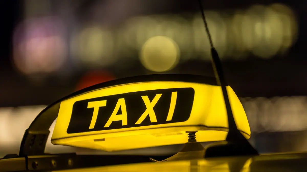 Taxi: ARCHIV - 02.02.2026, Brandenburg, Cottbus: Ein Taxi-Fahrzeug steht am Cottbuser Hauptbahnhof. Für viele Menschen sind Taxis heute eine von wenigen Möglichkeiten, ihre Ziele zu erreichen. Die Gewerkschaft Verdi hat im Rahmen von parallel laufenden Tarifverhandlungen für Montag in fast allen Bundesländern zu Warnstreiks bei kommunalen Verkehrsunternehmen aufgerufen. (zu dpa: «Taxifahrer von Fahrgast gewürgt») Foto: Frank Hammerschmidt/dpa +++ dpa-Bildfunk +++