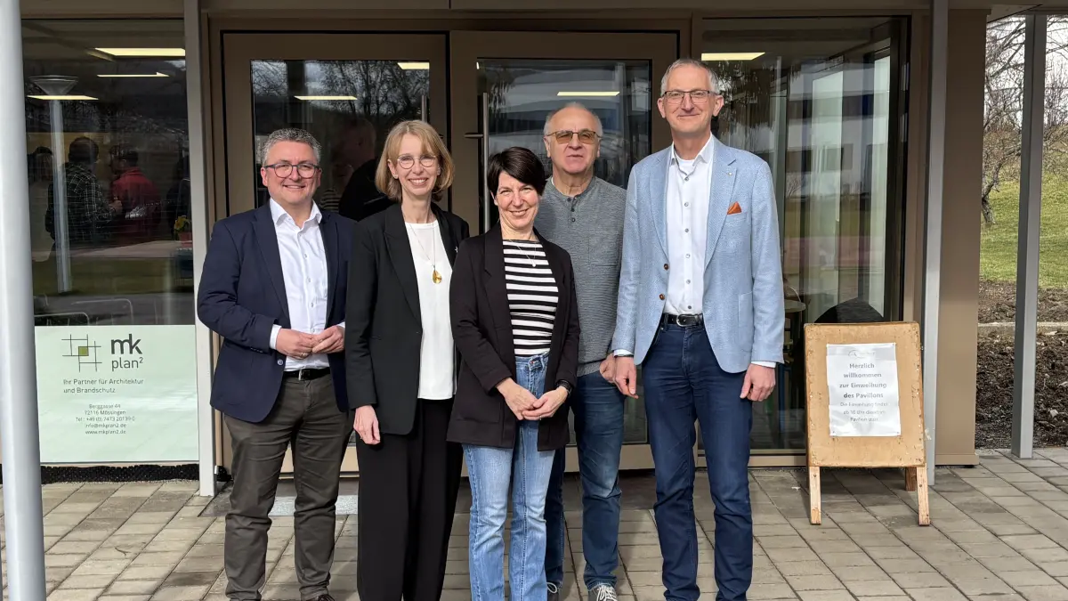 vor dem Pavillon