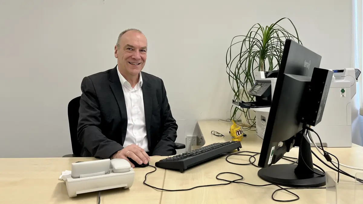 Der Schreibtisch ist aufgeräumt - und auch Martin Bader ist mit sich im Reinen: Wir sehen den Rektor des Neu-Ulmer Lessing-Gymnasiums an seinem letzten Arbeitstag.