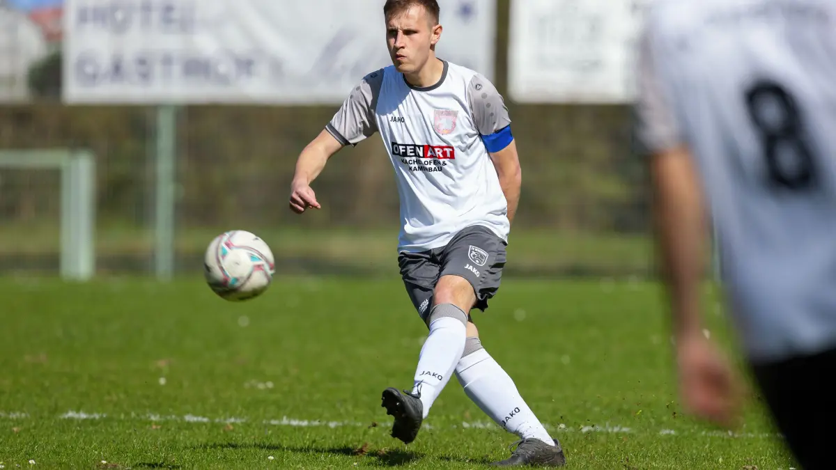 Fußball Kreisliga A3: Fußball Kreisliga A3; TSV Obere Fils - TV Deggingen;
Daniel Vögele (TV Deggingen, #4)
18.04.2022; Wiesensteig.
Foto: Thomas Madel