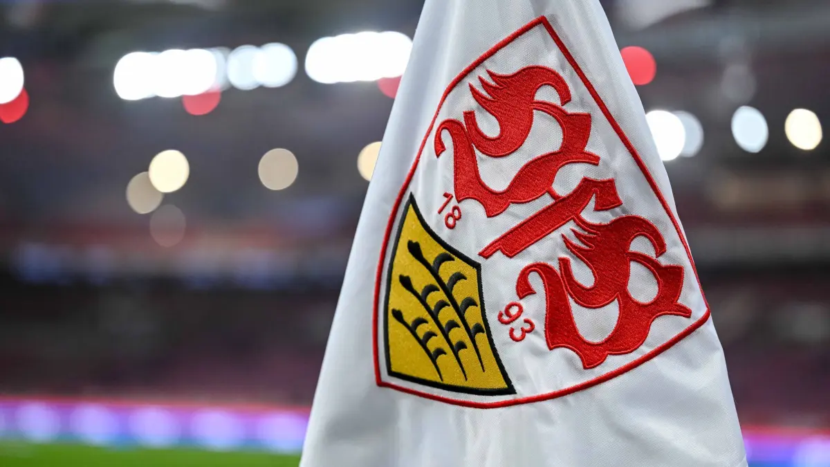 VfB Stuttgart - 1. FC Köln: 14.02.2026, Baden-Württemberg, Stuttgart: Fußball: Bundesliga, VfB Stuttgart - 1. FC Köln, 22. Spieltag, MHPArena. Das Logo vom VfB Stuttgart auf der Eckfahne. Foto: Harry Langer/dpa - WICHTIGER HINWEIS: Gemäß den Vorgaben der DFL Deutsche Fußball Liga bzw. des DFB Deutscher Fußball-Bund ist es untersagt, in dem Stadion und/oder vom Spiel angefertigte Fotoaufnahmen in Form von Sequenzbildern und/oder videoähnlichen Fotostrecken zu verwerten bzw. verwerten zu lassen. +++ dpa-Bildfunk +++