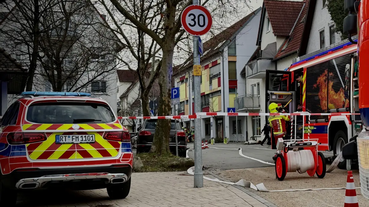 Mit 50 Einsatzkräften waren die Feuerwehren aus Metzingen und Reutlingen (Archivfoto) in einem Wohnhaus in der Metzinger Straße in Neuhausen vor Ort.