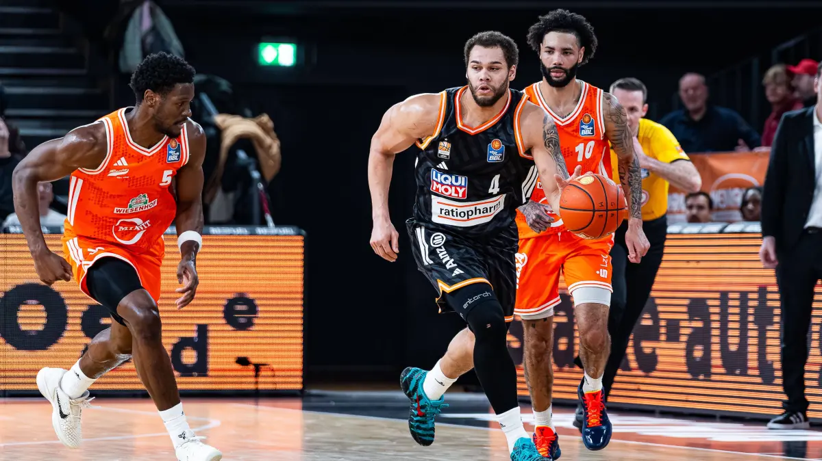 RASTA Vechta vs. ratiopharm Ulm, Basketball, easyCredit Basketball Bundesliga, 20. Spieltag, Saison 2025/2026, 14.02.2026: Christopher Ledlum ratiopharm Ulm, 04 im Dribbling gegen TJ Bamba RASTA Vechta, 05 und Tevin Brown RASTA Vechta, 10 RASTA Vechta vs. ratiopharm Ulm, Basketball, easyCredit Basketball Bundesliga, 20. Spieltag, Saison 2025/2026, 14.02.2026 RASTA Vechta vs. ratiopharm Ulm, Basketball, easyCredit Basketball Bundesliga, 20. Spieltag, Saison 2025/2026, 14.02.2026 Vechta *** Christopher Ledlum ratiopharm Ulm, 04 dribbling against TJ Bamba RASTA Vechta, 05 and Tevin Brown RASTA Vechta, 10 RASTA Vechta vs ratiopharm Ulm, Basketball, easyCredit Basketball Bundesliga, Matchday 20, Season 2025 2026, 14 02 2026 RASTA Vechta vs ratiopharm Ulm, Basketball, easyCredit Basketball Bundesliga, Matchday 20, Season 2025 2026, 14 02 2026 Vechta Copyright: xEibner-Pressefoto/DamianxKruczynx EP_DKI