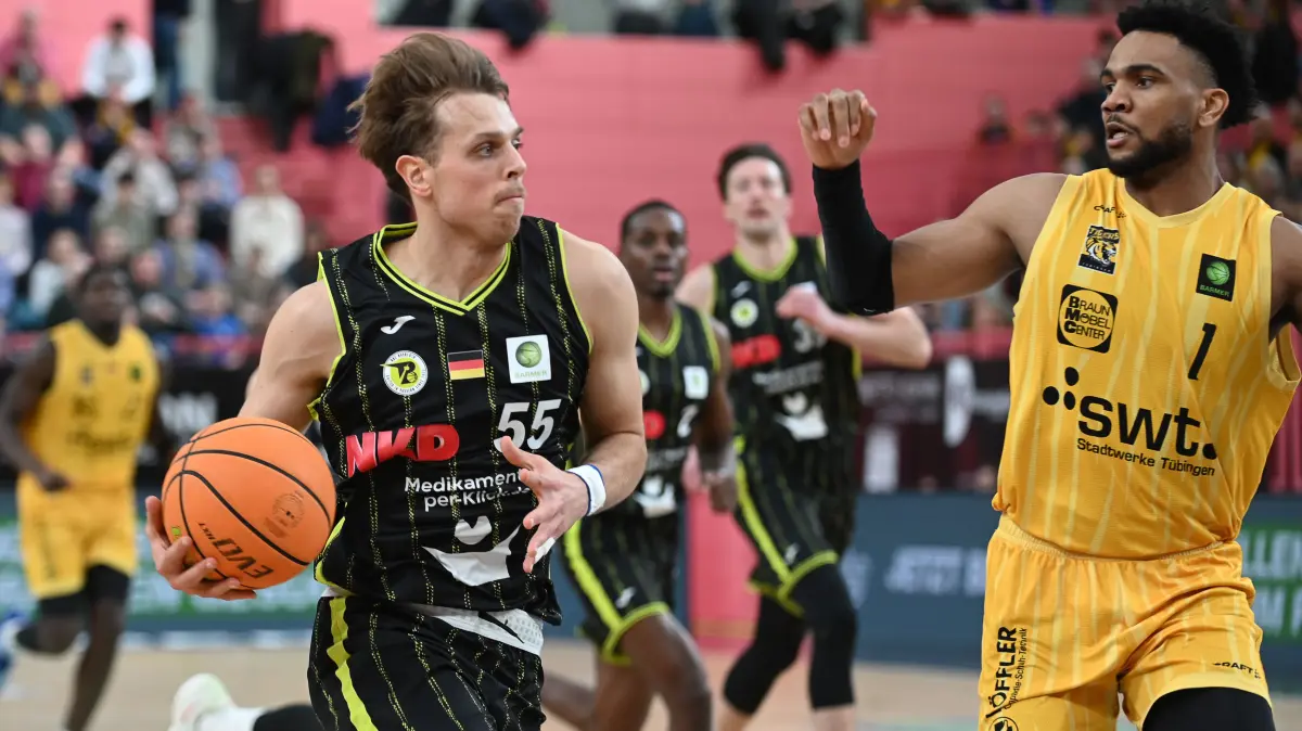 GER, Tigers Tuebingen vs. BBC Medi Bayreuth, Basketball, Herren, Pro A, 2. Barmer Basketball Bundesliga, Saison 2025/2026, 14.02.2026: Lenny Liedtke (BBC Medi Bayreuth, #55) gegen Bernard Pelote III (Tigers Tuebingen, #01)
GER, Tigers Tuebingen vs. BBC Medi Bayreuth, Basketball, Herren, Pro A, 2. Barmer Basketball Bundesliga, Saison 2025/2026, 14.02.2026
Foto: Eibner-Pressefoto/Nicolas Woern