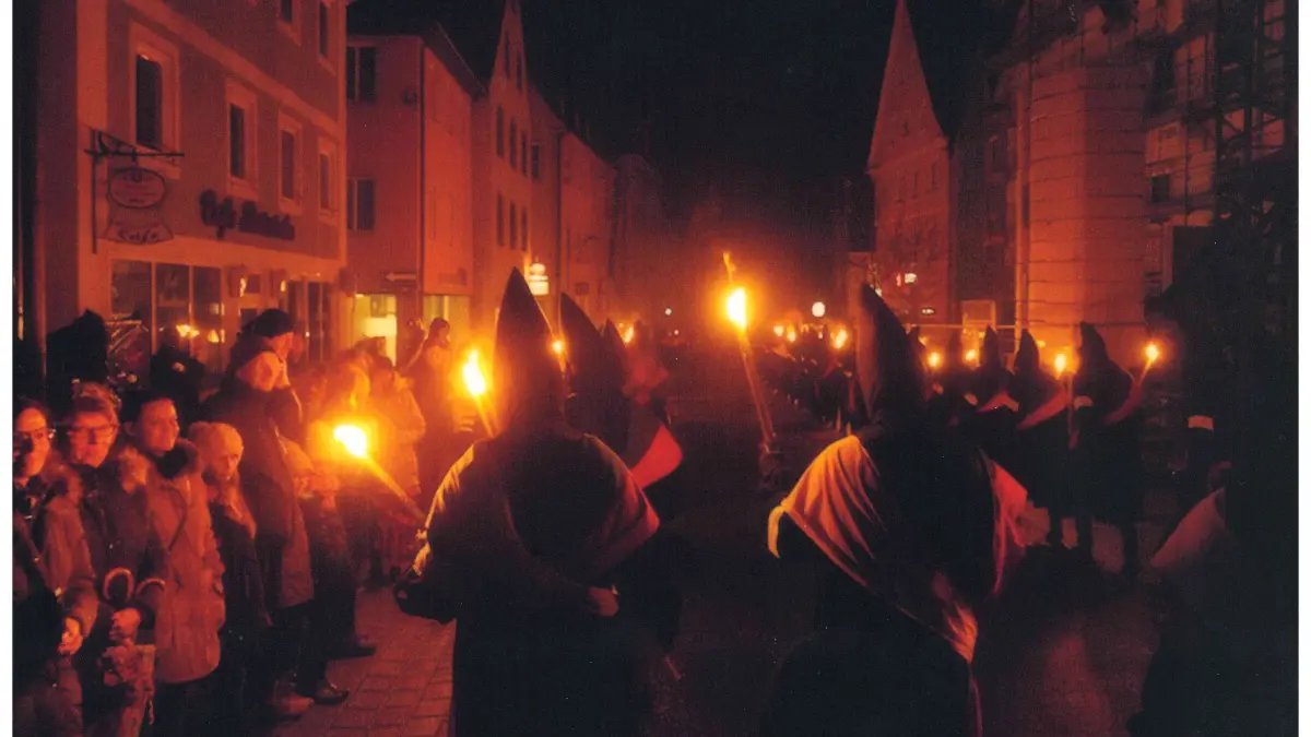 Umzug der düsteren Gesellen: Am Sonntag ab 18.30 Uhr gleicht die Ellwanger Innenstadt einem Ort aus der Vergangenheit.