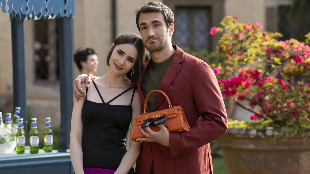 Die Geschichte rund um Emily (Lily Collins) und ihre Kollegen in „Emily in Paris“ begeistert die Fans seit Jahren.
