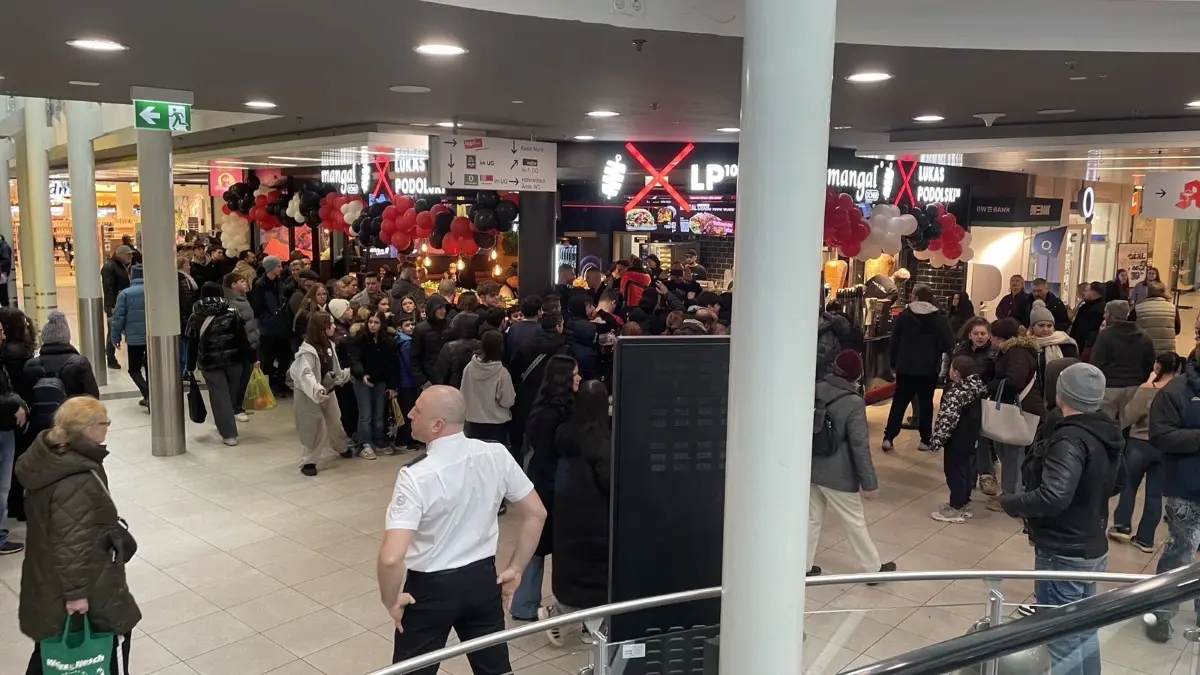 Fans stürmen neue Dönerbude Mangal von Lukas Podolski