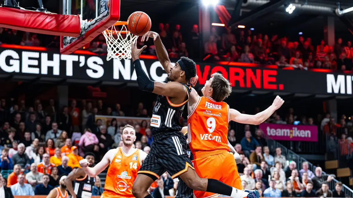 RASTA Vechta vs. ratiopharm Ulm, Basketball, easyCredit Basketball Bundesliga, 20. Spieltag, Saison 2025/2026, 14.02.2026: Justin Simon ratiopharm Ulm, 15 im Zweikampf gegen Joschka Ferner RASTA Vechta, 09 RASTA Vechta vs. ratiopharm Ulm, Basketball, easyCredit Basketball Bundesliga, 20. Spieltag, Saison 2025/2026, 14.02.2026 RASTA Vechta vs. ratiopharm Ulm, Basketball, easyCredit Basketball Bundesliga, 20. Spieltag, Saison 2025/2026, 14.02.2026 Vechta *** Justin Simon ratiopharm Ulm, 15 in duel against Joschka Ferner RASTA Vechta, 09 RASTA Vechta vs ratiopharm Ulm, Basketball, easyCredit Basketball Bundesliga, Matchday 20, Season 2025 2026, 14 02 2026 RASTA Vechta vs ratiopharm Ulm, Basketball, easyCredit Basketball Bundesliga, Matchday 20, Season 2025 2026, 14 02 2026 Vechta Copyright: xEibner-Pressefoto/DamianxKruczynx EP_DKI