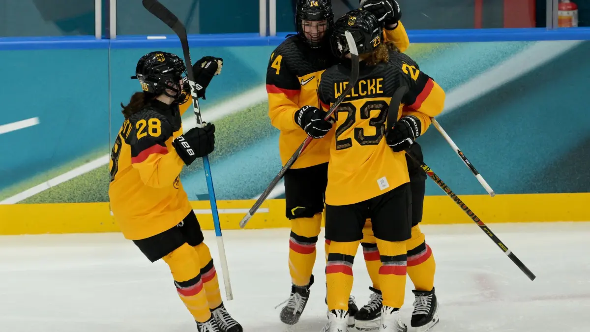 Olympische Winterspiele 2026: 14.02.2026, Italien, Mailand: Olympia, Olympische Winterspiele Mailand Cortina 2026, Eishockey, Frauen, Viertelfinale, Kanada - Deutschland, Franziska Feldmeier (r/verdeckt, Deutschland) wird nach ihrem Tor von den Teamgefährtinnen gefeiert. Foto: Peter Kneffel/dpa +++ dpa-Bildfunk +++