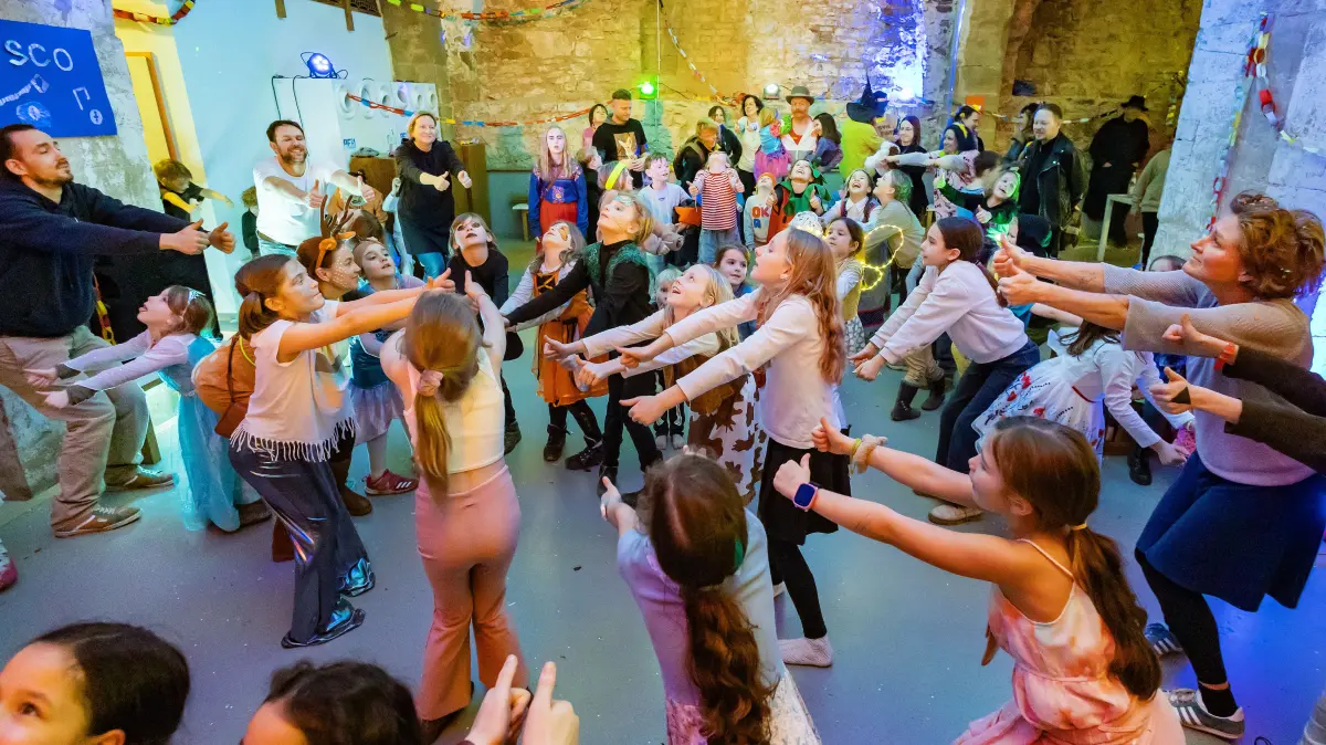 Schuldisco - Schule Disco mit DJ Tim Kiesler im Keller der Grundschule Steinbach, Organisiert vom Förderverein der Schule -