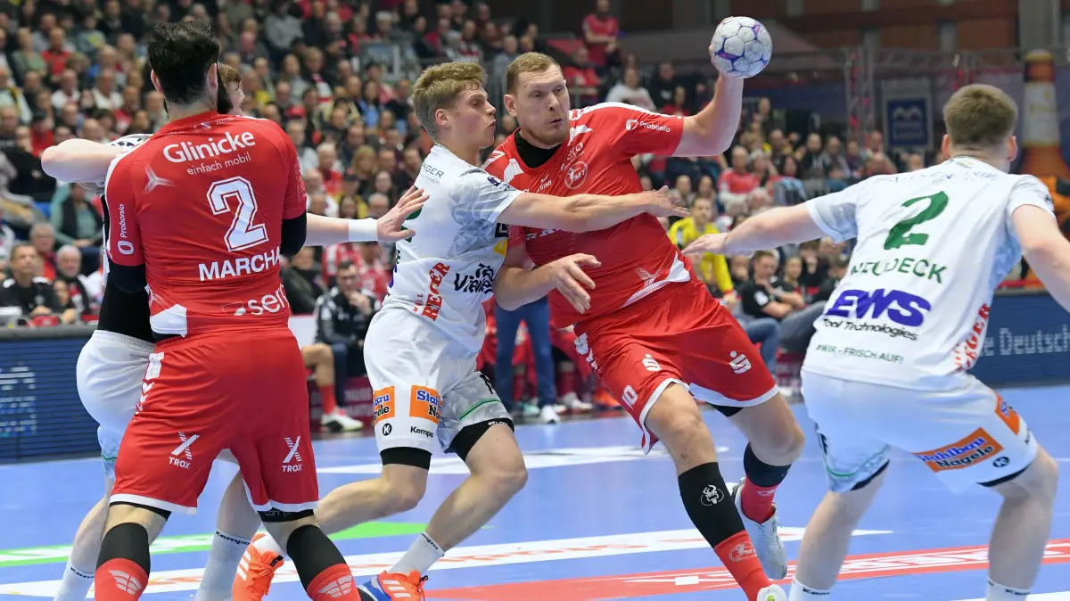 GER, MT Melsungen - Frisch Auf Goeppingen, Handball, 1. Bundesliga, 21. Spieltag, Saison 2025/2026, 14.02.2026: Dainis Kristopans (MT Melsungen #10) (am Ball), Martin Hanne (Frisch Auf Goeppingen #42) ()M, Oskar Neudeck (Frisch Auf Goeppingen #2), Ruben Marchan (MT Melsungen #2) (L) ,
GER, MT Melsungen - Frisch Auf Goeppingen, Handball, 1. Bundesliga, 21. Spieltag, Saison 2025/2026, 14.02.2026,
Foto: Eibner-Pressefoto / Roland Sippel