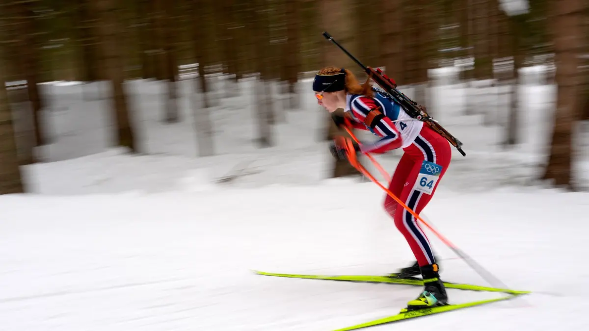 Olympische Winterspiele 2026: 14.02.2026, Italien, Antholz: Olympia, Olympische Winterspiele Mailand Cortina 2026, Biathlon, Frauen, Sprint 7,5 Kilometer in der Anterselva Biathlon Arena, Maren Kirkeeide aus Norwegen in Aktion. Foto: Mosa'ab Elshamy/AP/dpa +++ dpa-Bildfunk +++