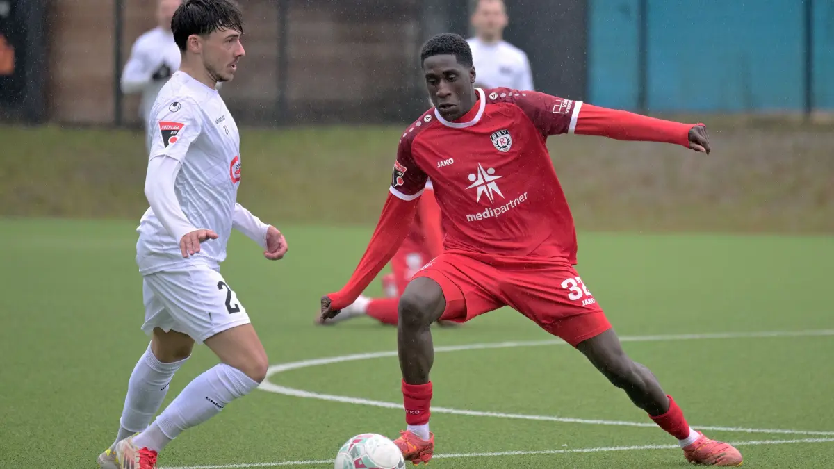 Fussball Vorbereitungsspiel | SSV Reutlingen vs. FC 08 Villingen: Fussball / Testspiel | SSV Reutlingen (rot) vs. FC 08 Villingen (weiss) // 2026-02-14 // Foto: Joachim Baur // #32 Terry Asare (SSV Reutlingen) / #27 Angelo Rinaldi (FC)