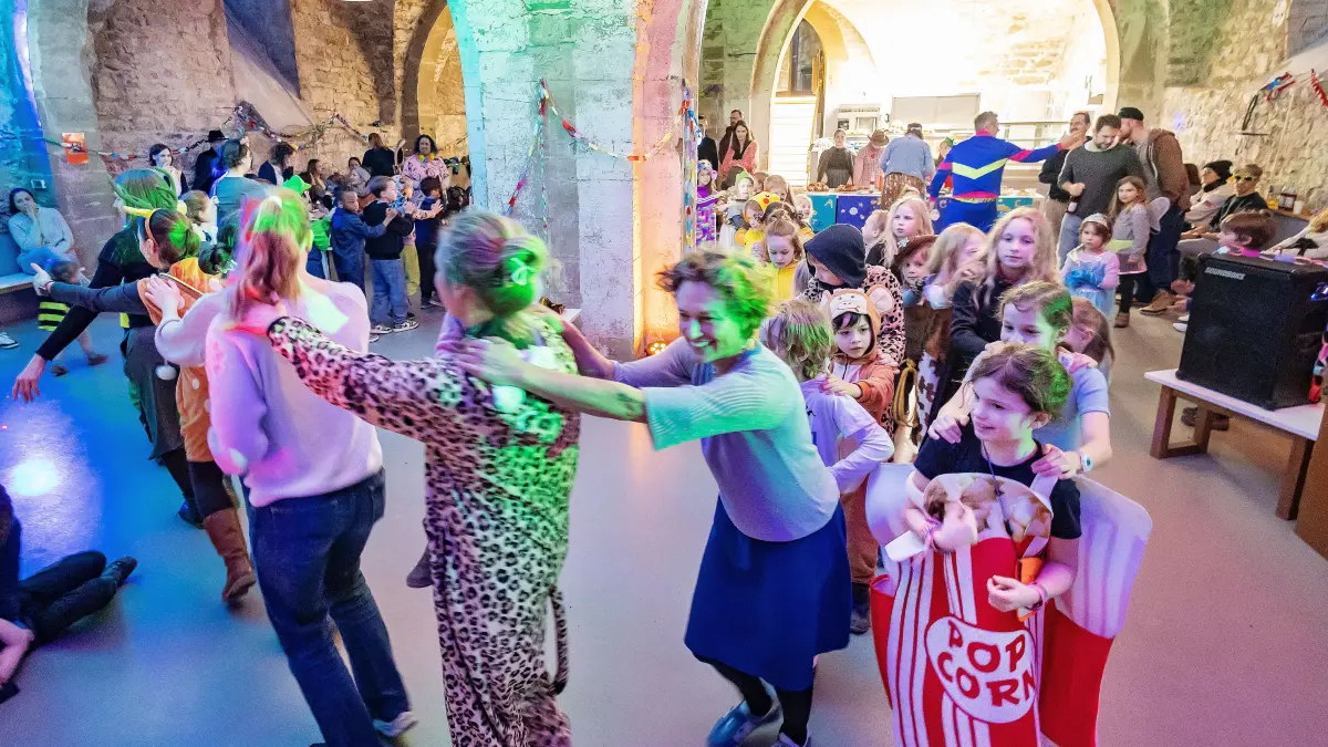 Schuldisco - Schule Disco mit DJ Tim Kiesler im Keller der Grundschule Steinbach, Organisiert vom Förderverein der Schule -
