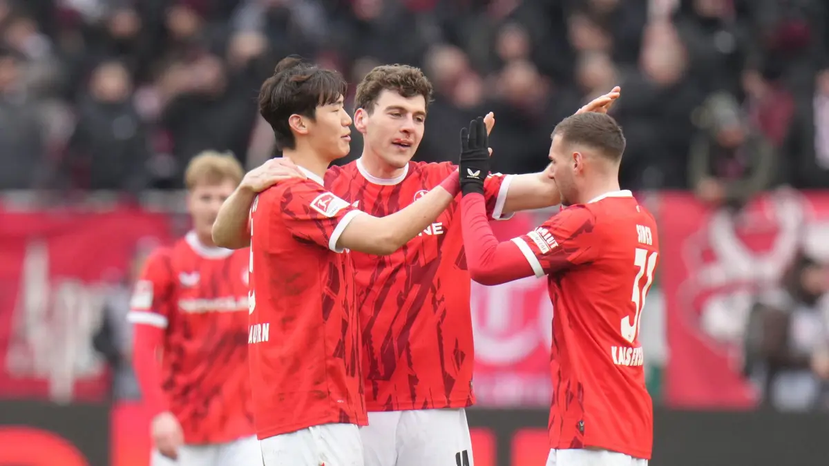 1. FC Kaiserslautern - SpVgg Greuther Fürth: 14.02.2026, Rheinland-Pfalz, Kaiserslautern: Fußball: 2. Bundesliga, 1. FC Kaiserslautern - SpVgg Greuther Fürth, 22. Spieltag, Fritz-Walter-Stadion. Kaiserslautern jubelt. Foto: Thomas Frey/dpa - WICHTIGER HINWEIS: Gemäß den Vorgaben der DFL Deutsche Fußball Liga bzw. des DFB Deutscher Fußball-Bund ist es untersagt, in dem Stadion und/oder vom Spiel angefertigte Fotoaufnahmen in Form von Sequenzbildern und/oder videoähnlichen Fotostrecken zu verwerten bzw. verwerten zu lassen. +++ dpa-Bildfunk +++