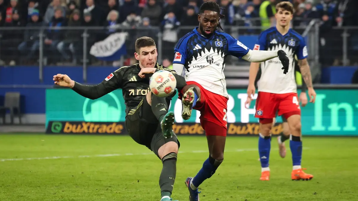 Hamburger SV - 1. FC Union Berlin: 14.02.2026, Hamburg: Fußball, Männer: Bundesliga, Hamburger SV - 1. FC Union Berlin, 22. Spieltag, Volksparkstadion, Andrej Ilić (1. FC Union Berlin, l) und Jordan Torunarigha (Hamburger SV) kämpfen um den Ball. Foto: Christian Charisius/dpa - WICHTIGER HINWEIS: Gemäß den Vorgaben der DFL Deutsche Fußball Liga bzw. des DFB Deutscher Fußball-Bund ist es untersagt, in dem Stadion und/oder vom Spiel angefertigte Fotoaufnahmen in Form von Sequenzbildern und/oder videoähnlichen Fotostrecken zu verwerten bzw. verwerten zu lassen. +++ dpa-Bildfunk +++