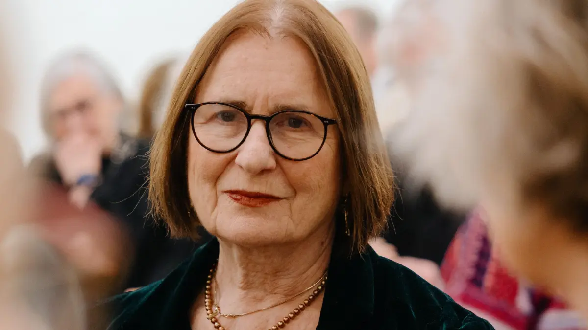 Ulm, Foyer Rathaus: Irina Scherbakowa (Gründungsmitglied der Menschenrechtsorganisation „Memorial“) trägt sich in das Goldene Buch der Stadt ein