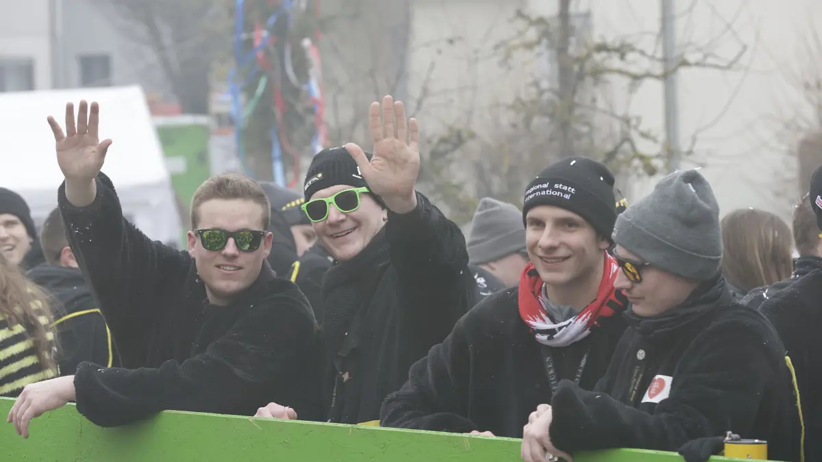 Hunderte von faschingsbegeisterten Zuschauer fanden sich zum 54. traditionellen Fasnetsumzug der Faschinggesellschaft Gosbach in der Ortsmitte von Gosbach ein.: 54. traditioneller Fasnetsumzug der Faschingsgesellschaft Gosbach „De Loidige“ 1970 e.V. in Gosbach. Hunderte von närrischen Zuschauern säumten, bei kaltem aber trockenem Wetter, die Straßen beim Fasnetsumzug in der Ortsmitte von Gosbach. Bei dem närrischen treiben formierten sich 65 Gruppen aus Narrenzünften und Guggenmusikern unter dem Motto „Heute feiern wir unsere Glückseligkeit“ zu einem fast zweistündig dauernden bunten Umzug und feierten so ihre Fasnet. Anschließend wurde ausgelassen beim Festbetrieb in der Turnhalle, im Zelt und an verschiedenen Bars weiter gefeiert.