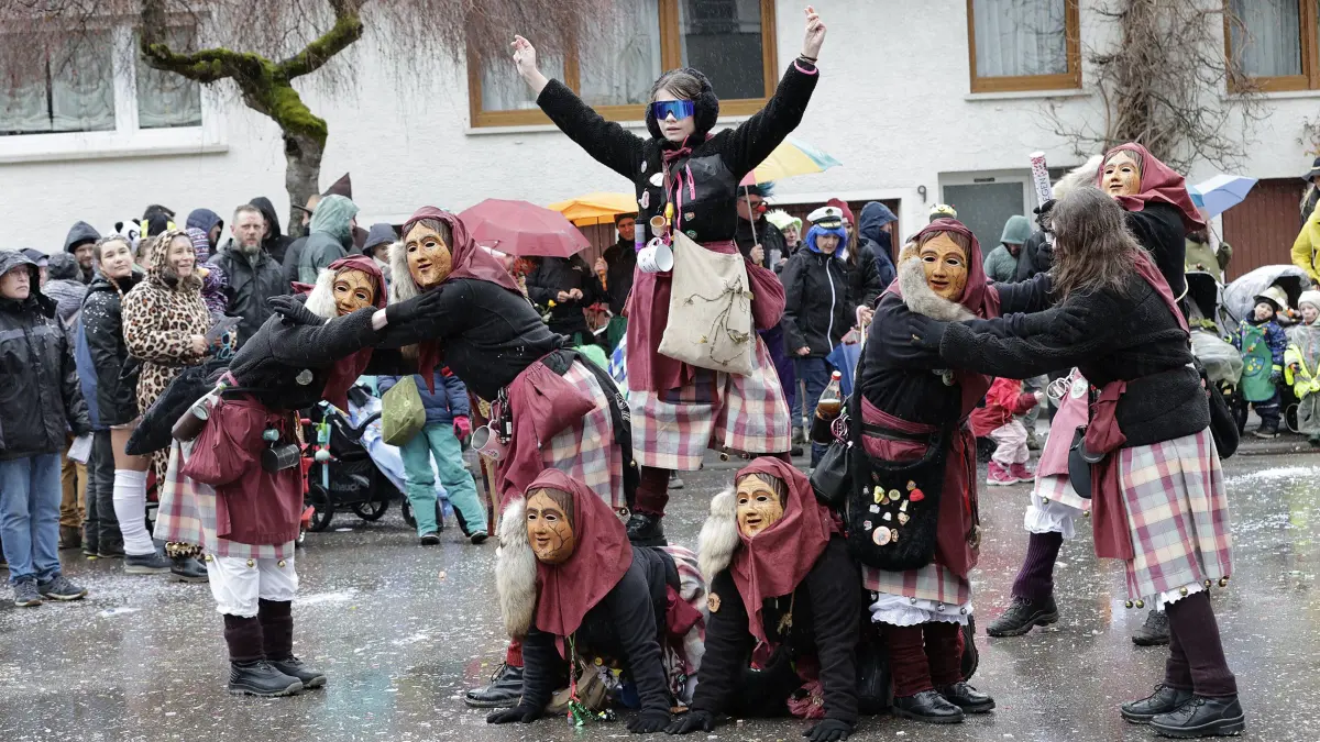 Närrische Rufe beim Fasnetumzug der von Mühlenhexen von Mühlhausen im Täle in Mühlhausen.: Närrisches Treiben beim traditionellen Fasnetsumzug der Mühlenhexen von Mühlhausen im Täle am Fasnetsamstag in Mühlhausen. Bei regnerischem und kaltem Wetter schlängelte sich der Fasnetsumzug mit insgesamt 53 Gruppen aus Narrenzünften und Guggenmusiker durch die Ortsmitte von Mühlhausen. Viele teils bunt Maskierte und Verkleidete Narren säumten den Weg des Fasetumzugs entlang der Umzugsstrecke in Mühlhausen und feierten anschießend ausgelassen im Hexenzelt.