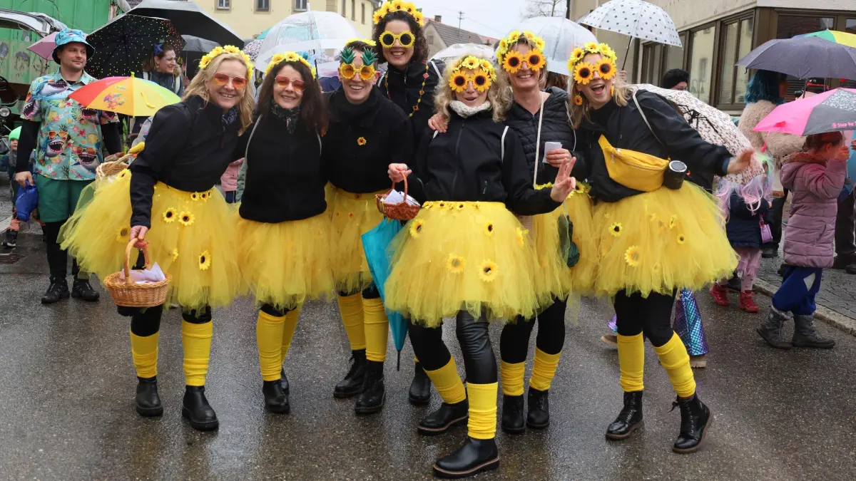"Ab in den Süden" war das Motto der Wachendorfer Fasnet 2026. Da bringt die Farbe Gelb schon mal mehr Sonnenlaune mit.
