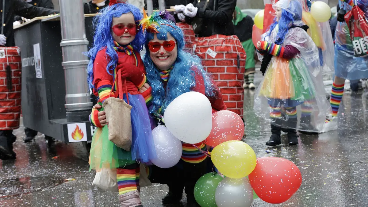 Närrische Rufe beim Fasnetumzug der von Mühlenhexen von Mühlhausen im Täle in Mühlhausen.: Närrisches Treiben beim traditionellen Fasnetsumzug der Mühlenhexen von Mühlhausen im Täle am Fasnetsamstag in Mühlhausen. Bei regnerischem und kaltem Wetter schlängelte sich der Fasnetsumzug mit insgesamt 53 Gruppen aus Narrenzünften und Guggenmusiker durch die Ortsmitte von Mühlhausen. Viele teils bunt Maskierte und Verkleidete Narren säumten den Weg des Fasetumzugs entlang der Umzugsstrecke in Mühlhausen und feierten anschießend ausgelassen im Hexenzelt.