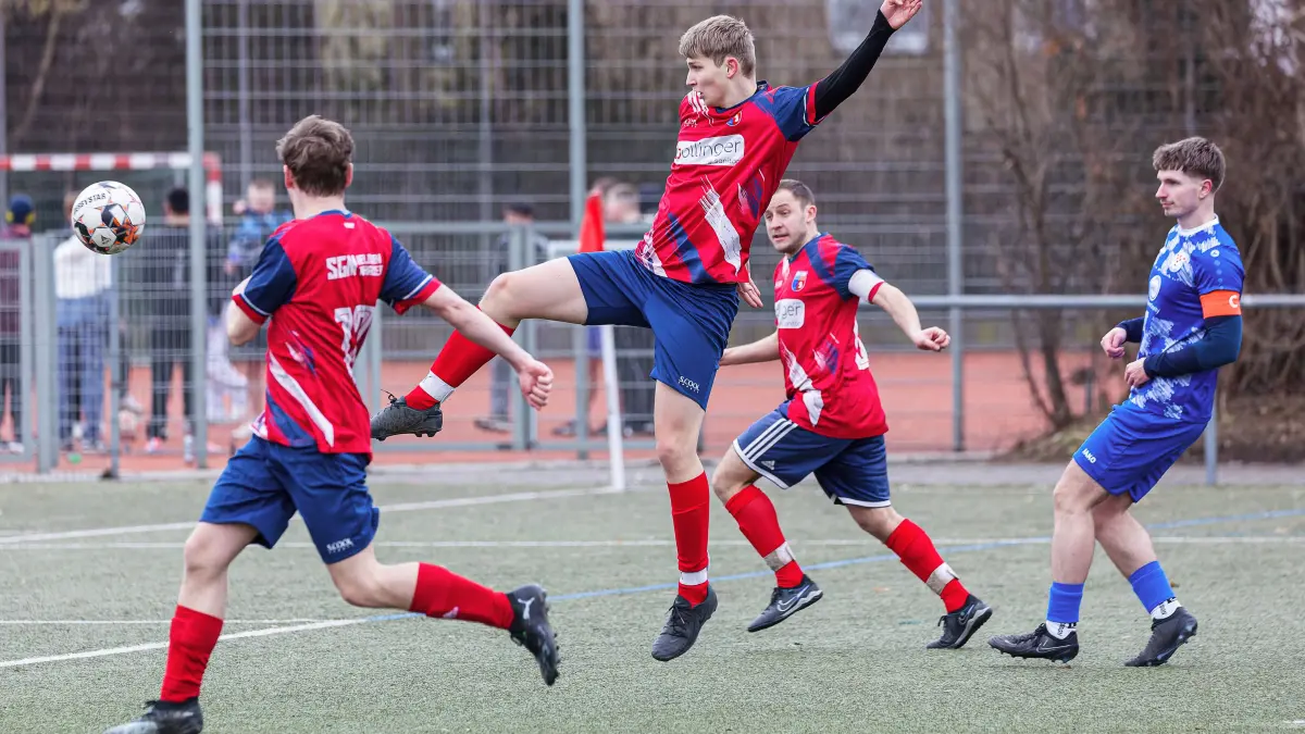 Fußball Saisonvorbereitung: Fußball Saisonvorbereitung; Croatia 2012 Geislingen II - SGM Nellingen/Aufhausen;
Jannik Kohn (SGM Nellingen-Aufhausen, #9);
15.02.2026; Kunstrasenplatz Mittlerer Boden, Geislingen.
Foto: Thomas Madel