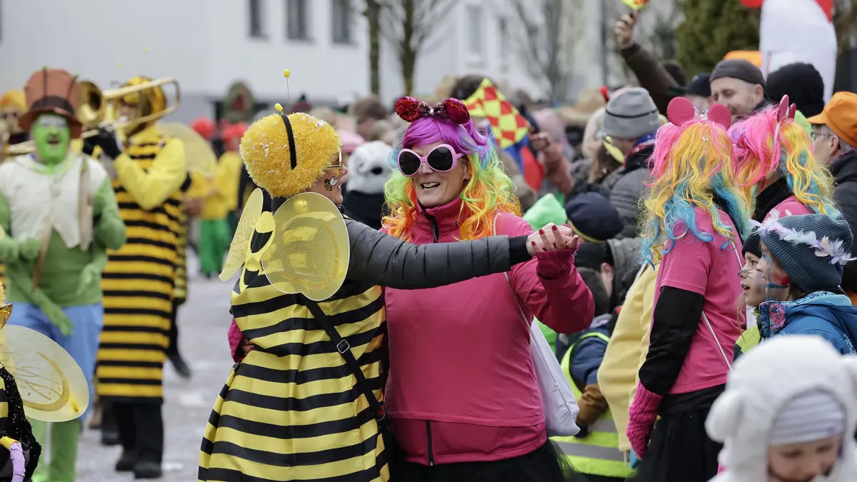 Hunderte von faschingsbegeisterten Zuschauer fanden sich zum 54. traditionellen Fasnetsumzug der Faschinggesellschaft Gosbach in der Ortsmitte von Gosbach ein.: 54. traditioneller Fasnetsumzug der Faschingsgesellschaft Gosbach „De Loidige“ 1970 e.V. in Gosbach. Hunderte von närrischen Zuschauern säumten, bei kaltem aber trockenem Wetter, die Straßen beim Fasnetsumzug in der Ortsmitte von Gosbach. Bei dem närrischen treiben formierten sich 65 Gruppen aus Narrenzünften und Guggenmusikern unter dem Motto „Heute feiern wir unsere Glückseligkeit“ zu einem fast zweistündig dauernden bunten Umzug und feierten so ihre Fasnet. Anschließend wurde ausgelassen beim Festbetrieb in der Turnhalle, im Zelt und an verschiedenen Bars weiter gefeiert.