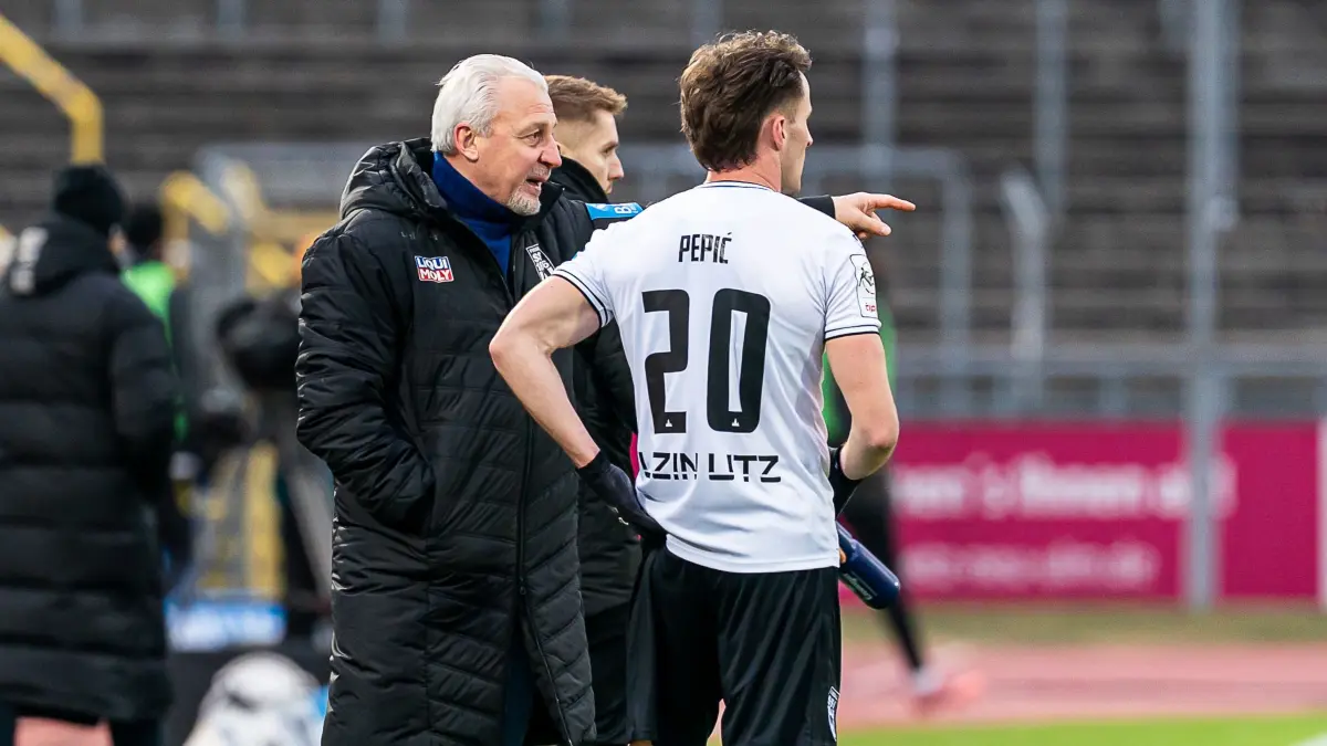 GER, SSV Ulm 1846 vs. Alemannia Aachen, Fussball, 3. Liga, Spielzeit 2025/2026, 15.02.2026: Pavel Dotchev, Cheftrainer (SSV Ulm 1846) gibt Mirnes Pepic (SSV Ulm 1846, #20) Anweisungen, GER, SSV Ulm 1846 vs. Alemannia Aachen, Fussball, 3. Liga, Spielzeit 2025/2026, 15.02.2026,
DFB/DFL regulations prohibit any use of photographs as image sequences and/or quasi-video.
Foto: Eibner-Pressefoto/Michael Schmidt