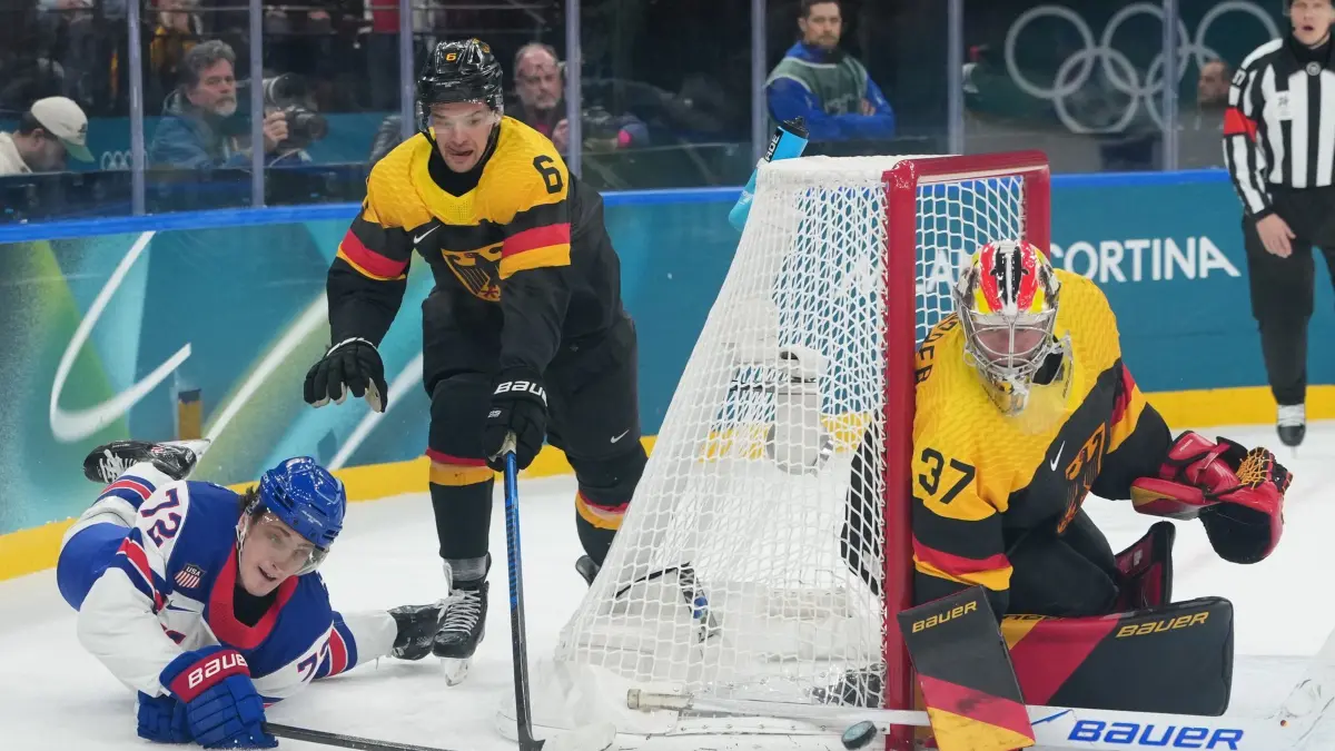 Olympische Winterspiele 2026: 15.02.2026, Italien, Mailand: Olympia, Olympische Winterspiele Mailand Cortina 2026, Eishockey, Männer, USA - Deutschland, Vorrunde, Gruppe C, Spieltag 3, Der deutsche Torhüter Maximilian Franzreb (r) pariert vor Tage Thompson aus den USA. Foto: Carolyn Kaster/AP/dpa +++ dpa-Bildfunk +++