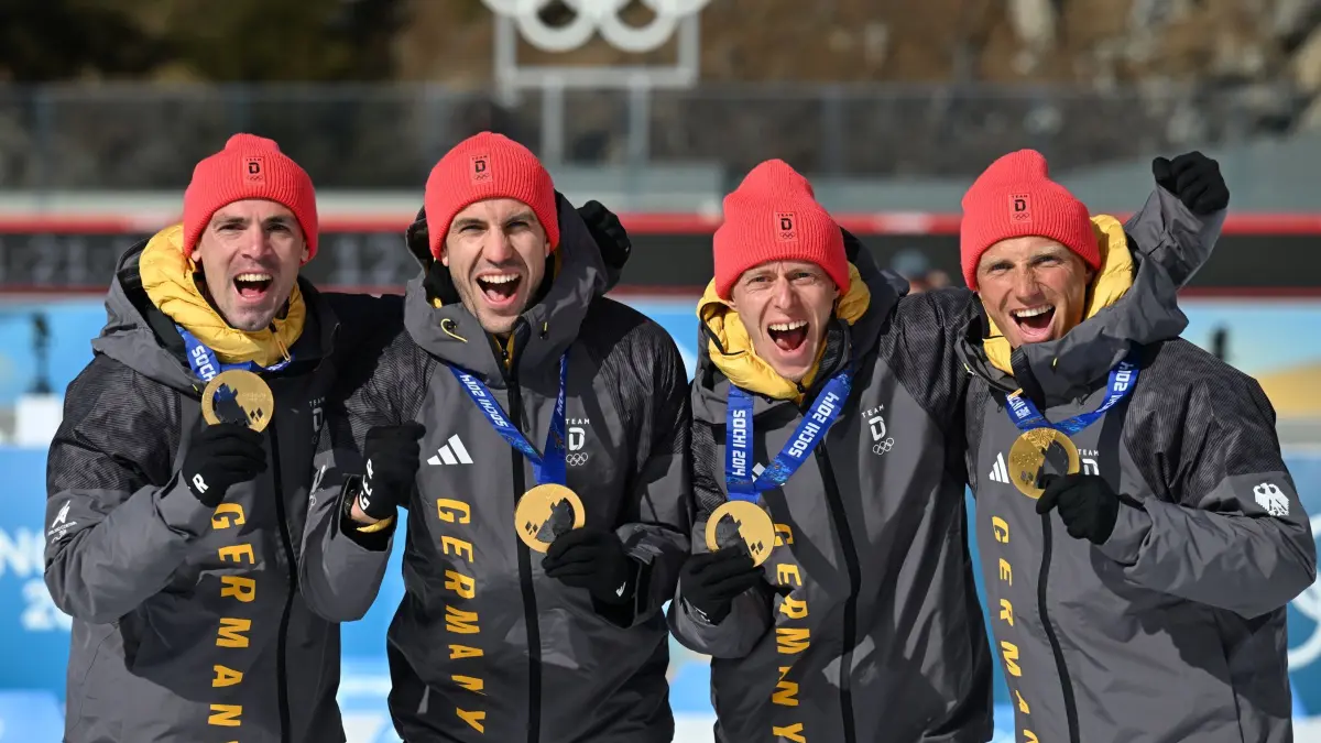Olympische Winterspiele 2026: 15.02.2026, Italien, Antholz: Olympia, Olympische Winterspiele Mailand Cortina 2026, Biathlon, Anterselva Biathlon Arena, die deutsche Biathlon-Staffel der Olympichen Spiele von 2014 in Sotschi, mit Simon Schempp (l-r), Arnd Peiffer, Daniel Böhm und Erik Lesser freut sich nachträglich über die Goldmedaille. Gold wurde Deutschland nachträglich zugesprochen, da Russland in einem jahrelangen Verfahren wegen Dopings disqualifiziert wurde. endlich ihre Olympia-Goldmedaillen von 2014 Foto: Hendrik Schmidt/dpa +++ dpa-Bildfunk +++