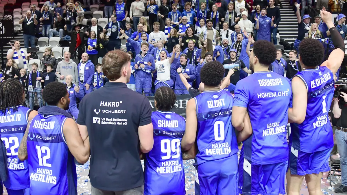 Rund 350 Fans haben die HAKRO Merlins Crailsheim beim Spiel in Nürnberg angefeuert. Sie konnten mit der Mannschaft den neunten Sieg in Folge in der zweiten Basketball-Bundesliga Pro A feiern. Der zehnte soll nun gegen Quakenbrück folgen.