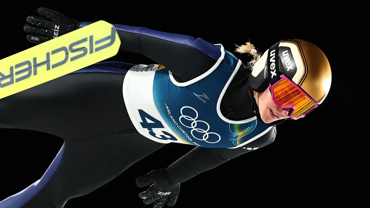 Olympische Winterspiele 2026: 15.02.2026, Italien, Predazzo: Olympia, Olympische Winterspiele Mailand Cortina 2026, Ski nordisch/Skispringen, Großschanze, Frauen, Probedurchgang, Katharina Schmid (Deutschland) in Aktion. Foto: Daniel Karmann/dpa +++ dpa-Bildfunk +++