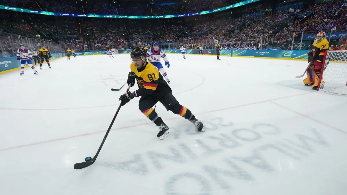 Mailand Cortina Olympische Spiele Eishockey: 15.02.2026, Italien, Mailand: Olympia, Olympische Winterspiele Mailand Cortina 2026, Eishockey, Männer, USA - Deutschland, Vorrunde, Gruppe C, Spieltag 3, Moritz Müller (Deutschland) am Puck. Foto: Carolyn Kaster/AP/dpa +++ dpa-Bildfunk +++