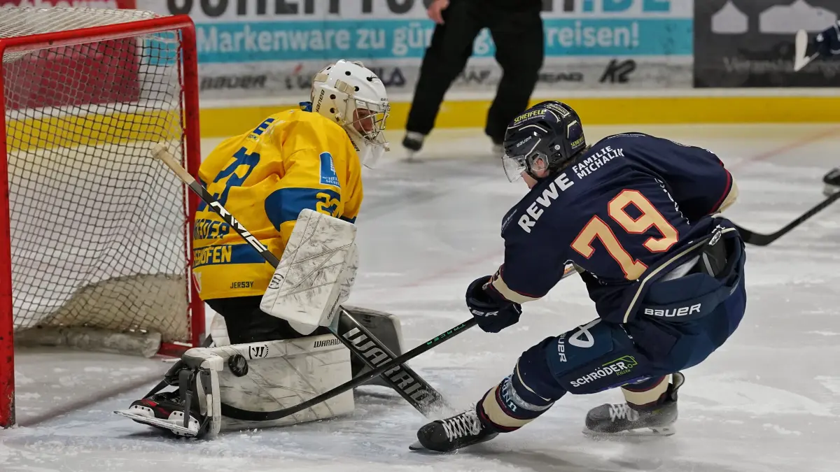 Der Schwede Mathias Rakell stürmt für den VfE Ulm/Neu-Ulm in der Eishockey-Bayernliga. In der Abstiegsrunde gewann er mit den Devils am Freitag, 13. Februar, mit 7:2 gegen den EC Pfaffenhofen.