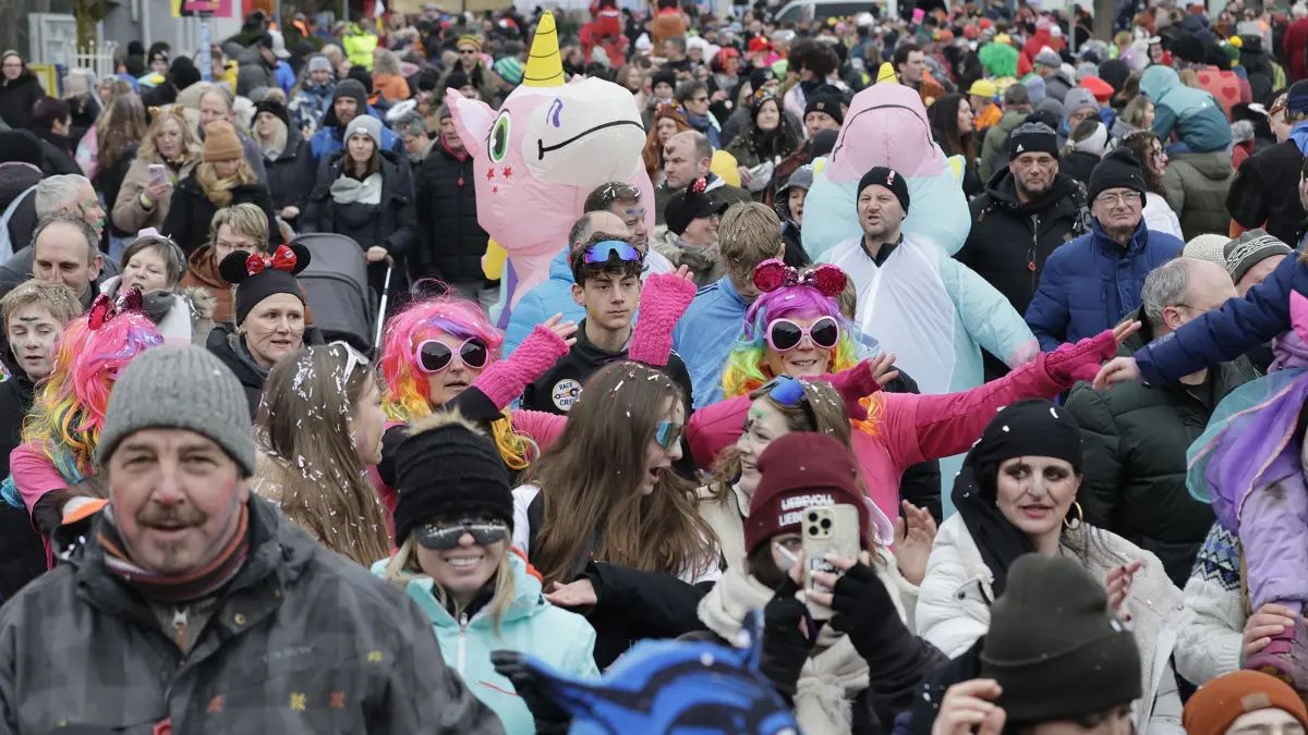 Hunderte von faschingsbegeisterten Zuschauer fanden sich zum 54. traditionellen Fasnetsumzug der Faschinggesellschaft Gosbach in der Ortsmitte von Gosbach ein.: 54. traditioneller Fasnetsumzug der Faschingsgesellschaft Gosbach „De Loidige“ 1970 e.V. in Gosbach. Hunderte von närrischen Zuschauern säumten, bei kaltem aber trockenem Wetter, die Straßen beim Fasnetsumzug in der Ortsmitte von Gosbach. Bei dem närrischen treiben formierten sich 65 Gruppen aus Narrenzünften und Guggenmusikern unter dem Motto „Heute feiern wir unsere Glückseligkeit“ zu einem fast zweistündig dauernden bunten Umzug und feierten so ihre Fasnet. Anschließend wurde ausgelassen beim Festbetrieb in der Turnhalle, im Zelt und an verschiedenen Bars weiter gefeiert.