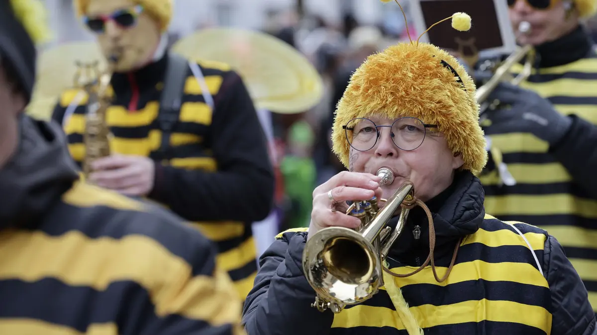 Hunderte von faschingsbegeisterten Zuschauer fanden sich zum 54. traditionellen Fasnetsumzug der Faschinggesellschaft Gosbach in der Ortsmitte von Gosbach ein.: 54. traditioneller Fasnetsumzug der Faschingsgesellschaft Gosbach „De Loidige“ 1970 e.V. in Gosbach. Hunderte von närrischen Zuschauern säumten, bei kaltem aber trockenem Wetter, die Straßen beim Fasnetsumzug in der Ortsmitte von Gosbach. Bei dem närrischen treiben formierten sich 65 Gruppen aus Narrenzünften und Guggenmusikern unter dem Motto „Heute feiern wir unsere Glückseligkeit“ zu einem fast zweistündig dauernden bunten Umzug und feierten so ihre Fasnet. Anschließend wurde ausgelassen beim Festbetrieb in der Turnhalle, im Zelt und an verschiedenen Bars weiter gefeiert.