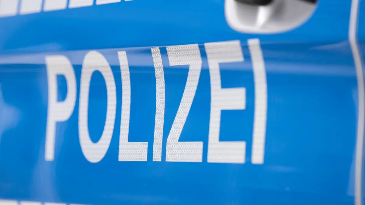 Symbolbild Polizei: ARCHIV - 25.08.2023, Hessen, Offenbach/M.: Der Schriftzug «Polizei» ist auf einem Streifenwagen zu lesen. (zu dpa: «Karnevals-Zuschauer trägt verbotene NS-Symbole») Foto: Boris Roessler/dpa +++ dpa-Bildfunk +++