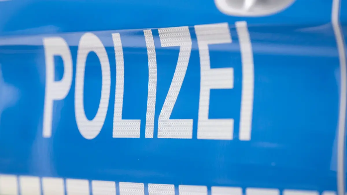 Symbolbild Polizei: ARCHIV - 25.08.2023, Hessen, Offenbach/M.: Der Schriftzug «Polizei» ist auf einem Streifenwagen zu lesen. (zu dpa: «Karnevals-Zuschauer trägt verbotene NS-Symbole») Foto: Boris Roessler/dpa +++ dpa-Bildfunk +++