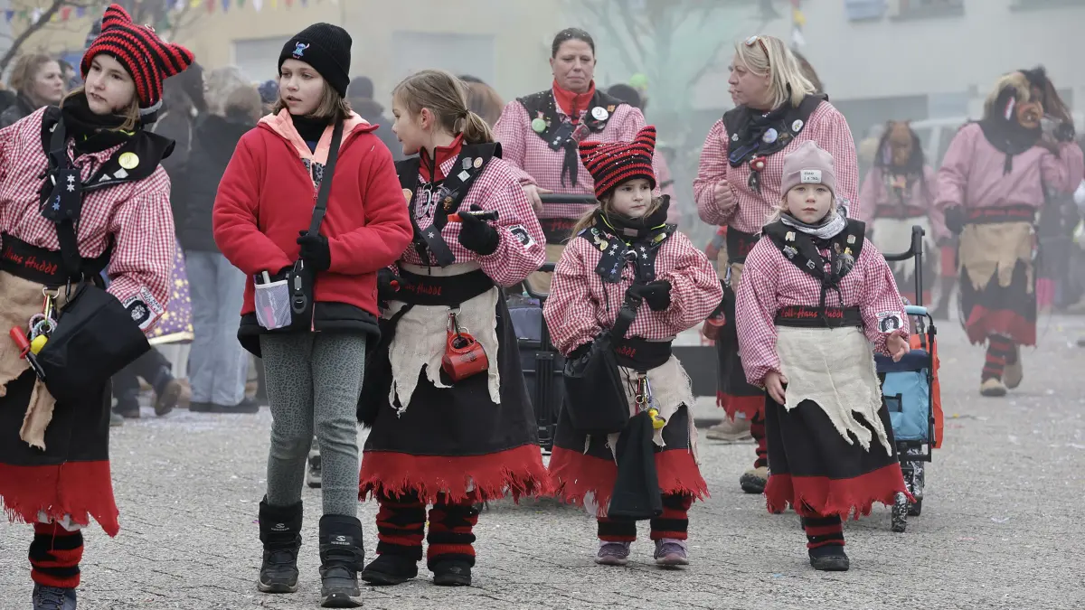Hunderte von faschingsbegeisterten Zuschauer fanden sich zum 54. traditionellen Fasnetsumzug der Faschinggesellschaft Gosbach in der Ortsmitte von Gosbach ein.: 54. traditioneller Fasnetsumzug der Faschingsgesellschaft Gosbach „De Loidige“ 1970 e.V. in Gosbach. Hunderte von närrischen Zuschauern säumten, bei kaltem aber trockenem Wetter, die Straßen beim Fasnetsumzug in der Ortsmitte von Gosbach. Bei dem närrischen treiben formierten sich 65 Gruppen aus Narrenzünften und Guggenmusikern unter dem Motto „Heute feiern wir unsere Glückseligkeit“ zu einem fast zweistündig dauernden bunten Umzug und feierten so ihre Fasnet. Anschließend wurde ausgelassen beim Festbetrieb in der Turnhalle, im Zelt und an verschiedenen Bars weiter gefeiert.