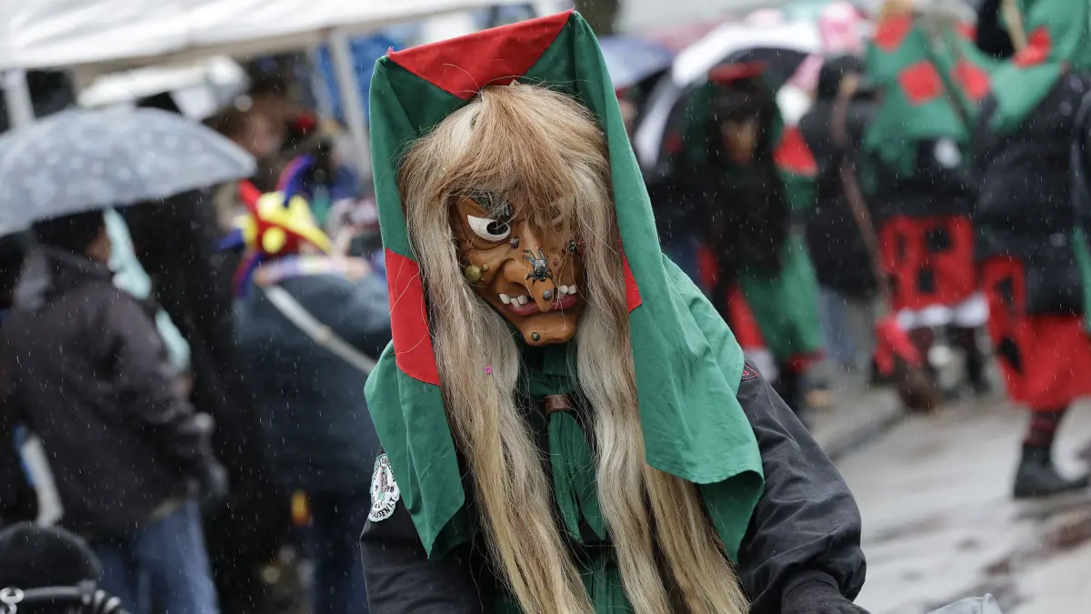 Närrische Rufe beim Fasnetumzug der von Mühlenhexen von Mühlhausen im Täle in Mühlhausen.: Närrisches Treiben beim traditionellen Fasnetsumzug der Mühlenhexen von Mühlhausen im Täle am Fasnetsamstag in Mühlhausen. Bei regnerischem und kaltem Wetter schlängelte sich der Fasnetsumzug mit insgesamt 53 Gruppen aus Narrenzünften und Guggenmusiker durch die Ortsmitte von Mühlhausen. Viele teils bunt Maskierte und Verkleidete Narren säumten den Weg des Fasetumzugs entlang der Umzugsstrecke in Mühlhausen und feierten anschießend ausgelassen im Hexenzelt.
