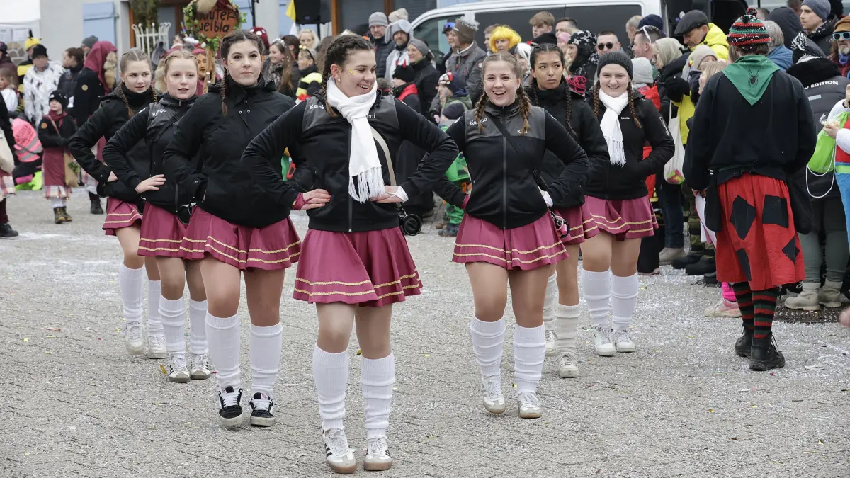 Hunderte von faschingsbegeisterten Zuschauer fanden sich zum 54. traditionellen Fasnetsumzug der Faschinggesellschaft Gosbach in der Ortsmitte von Gosbach ein.: 54. traditioneller Fasnetsumzug der Faschingsgesellschaft Gosbach „De Loidige“ 1970 e.V. in Gosbach. Hunderte von närrischen Zuschauern säumten, bei kaltem aber trockenem Wetter, die Straßen beim Fasnetsumzug in der Ortsmitte von Gosbach. Bei dem närrischen treiben formierten sich 65 Gruppen aus Narrenzünften und Guggenmusikern unter dem Motto „Heute feiern wir unsere Glückseligkeit“ zu einem fast zweistündig dauernden bunten Umzug und feierten so ihre Fasnet. Anschließend wurde ausgelassen beim Festbetrieb in der Turnhalle, im Zelt und an verschiedenen Bars weiter gefeiert.