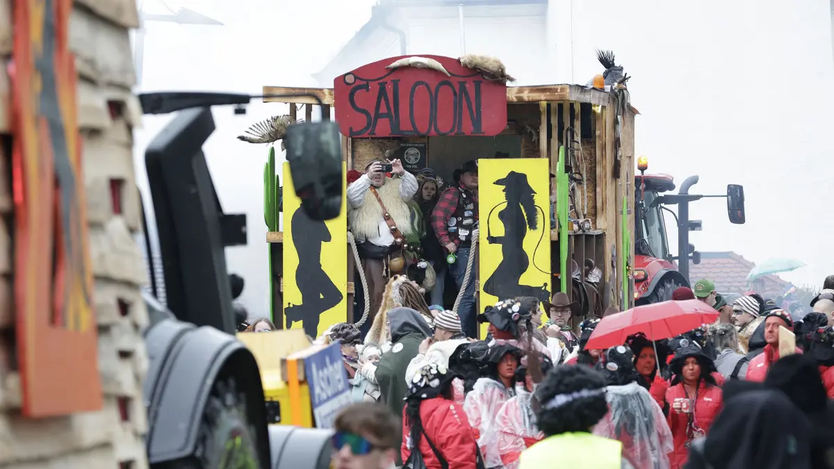 Närrische Rufe beim Fasnetumzug der von Mühlenhexen von Mühlhausen im Täle in Mühlhausen.: Närrisches Treiben beim traditionellen Fasnetsumzug der Mühlenhexen von Mühlhausen im Täle am Fasnetsamstag in Mühlhausen. Bei regnerischem und kaltem Wetter schlängelte sich der Fasnetsumzug mit insgesamt 53 Gruppen aus Narrenzünften und Guggenmusiker durch die Ortsmitte von Mühlhausen. Viele teils bunt Maskierte und Verkleidete Narren säumten den Weg des Fasetumzugs entlang der Umzugsstrecke in Mühlhausen und feierten anschießend ausgelassen im Hexenzelt.