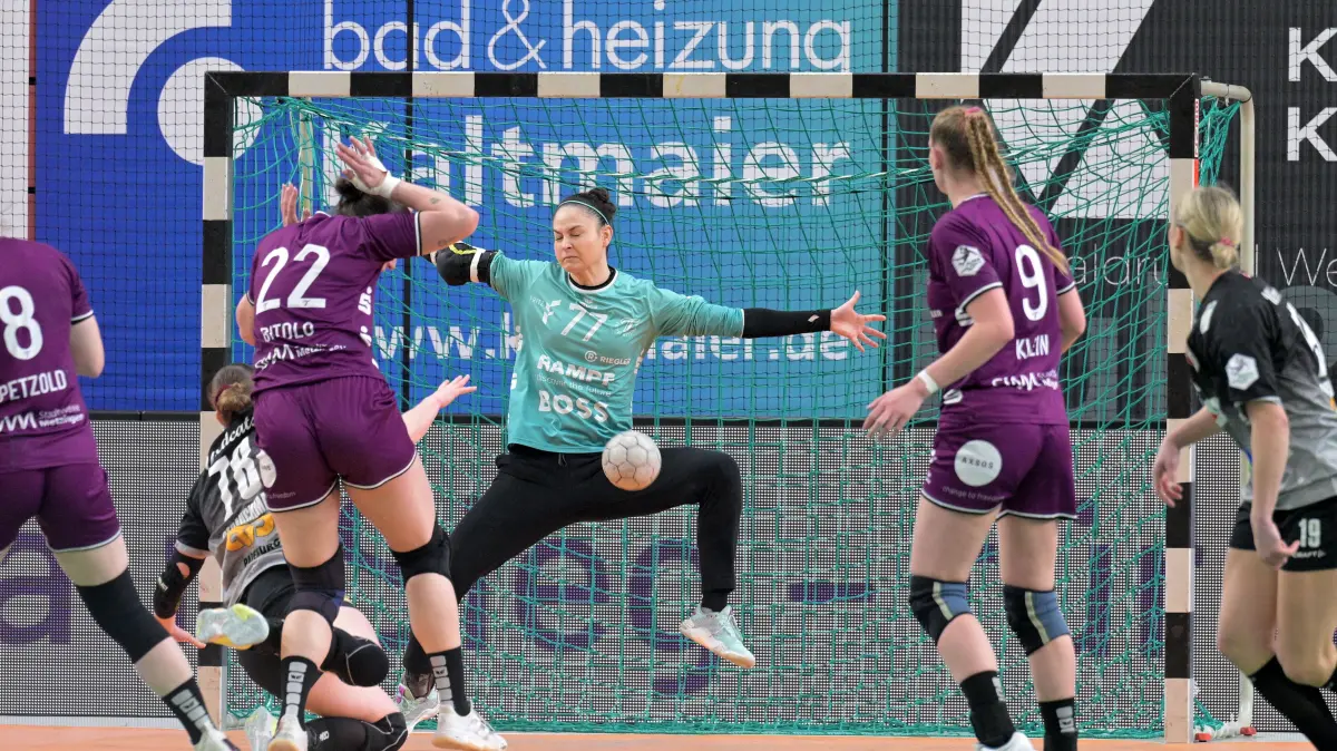 TusSies Metzingen vs. SV Union Halle-Neustadt, Handball, Alsco HBF, 17.Ligaspieltag, Saison 2025/2026, 15.02.2026: Sara Suba (TusSies Metzingen, #77) im Tor gegen Lucy Strauchmann (SV Union Halle-Neustadt, #78)
TusSies Metzingen vs. SV Union Halle-Neustadt, Handball, Alsco HBF, 17.Ligaspieltag, Saison 2025/2026, 15.02.2026
Foto: Eibner-Pressefoto/Tobias Baur