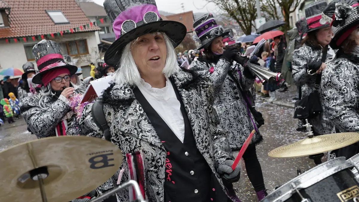 Närrische Rufe beim Fasnetumzug der von Mühlenhexen von Mühlhausen im Täle in Mühlhausen.: Närrisches Treiben beim traditionellen Fasnetsumzug der Mühlenhexen von Mühlhausen im Täle am Fasnetsamstag in Mühlhausen. Bei regnerischem und kaltem Wetter schlängelte sich der Fasnetsumzug mit insgesamt 53 Gruppen aus Narrenzünften und Guggenmusiker durch die Ortsmitte von Mühlhausen. Viele teils bunt Maskierte und Verkleidete Narren säumten den Weg des Fasetumzugs entlang der Umzugsstrecke in Mühlhausen und feierten anschießend ausgelassen im Hexenzelt.