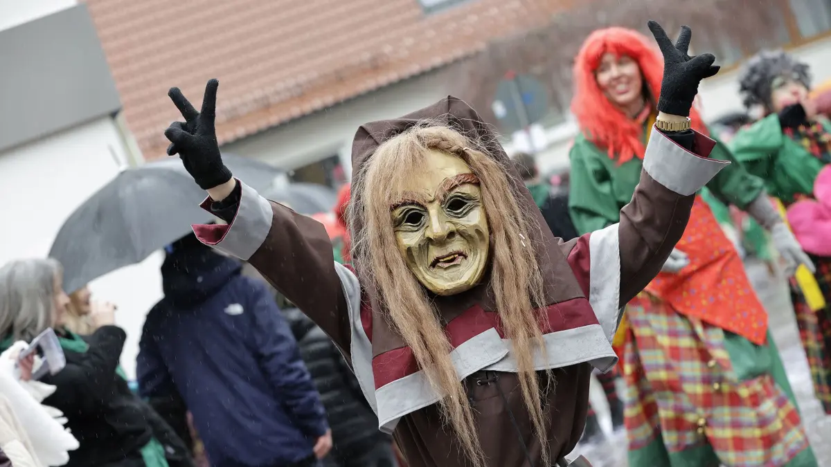 Närrische Rufe beim Fasnetumzug der von Mühlenhexen von Mühlhausen im Täle in Mühlhausen.: Närrisches Treiben beim traditionellen Fasnetsumzug der Mühlenhexen von Mühlhausen im Täle am Fasnetsamstag in Mühlhausen. Bei regnerischem und kaltem Wetter schlängelte sich der Fasnetsumzug mit insgesamt 53 Gruppen aus Narrenzünften und Guggenmusiker durch die Ortsmitte von Mühlhausen. Viele teils bunt Maskierte und Verkleidete Narren säumten den Weg des Fasetumzugs entlang der Umzugsstrecke in Mühlhausen und feierten anschießend ausgelassen im Hexenzelt.