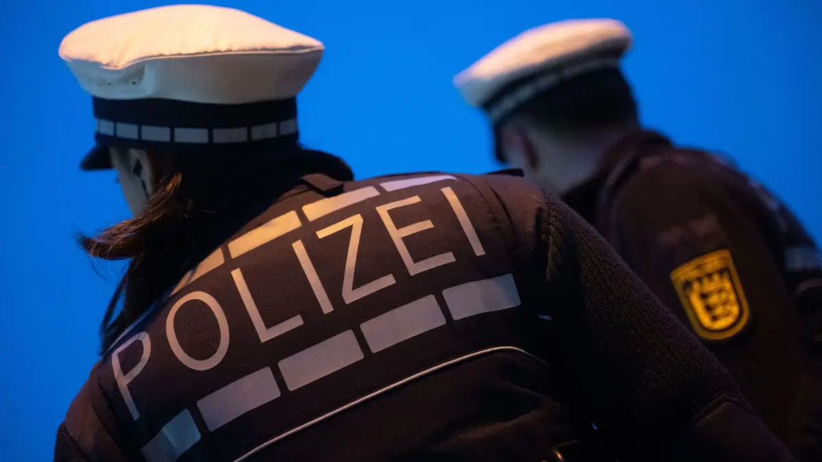 Polizei: ILLUSTRATION - 30.11.2023, Baden-Württemberg, Stuttgart: Eine Polizistin (l) und ein Polizist stehen im Rahmen eines Fototermins nebeneinander (gestellte Szene). (zu dpa: «Fastnacht im Südwesten: Mehrere Verletzte bei Angriffen») Foto: Marijan Murat/dpa +++ dpa-Bildfunk +++